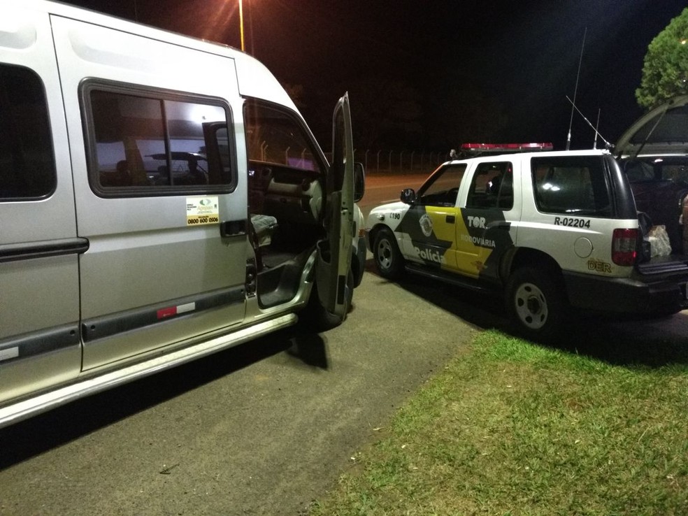 Dinheiro estava em um fundo falso no veículo abordado em Rosana (SP) (Foto: Polícia Militar/Cedida)