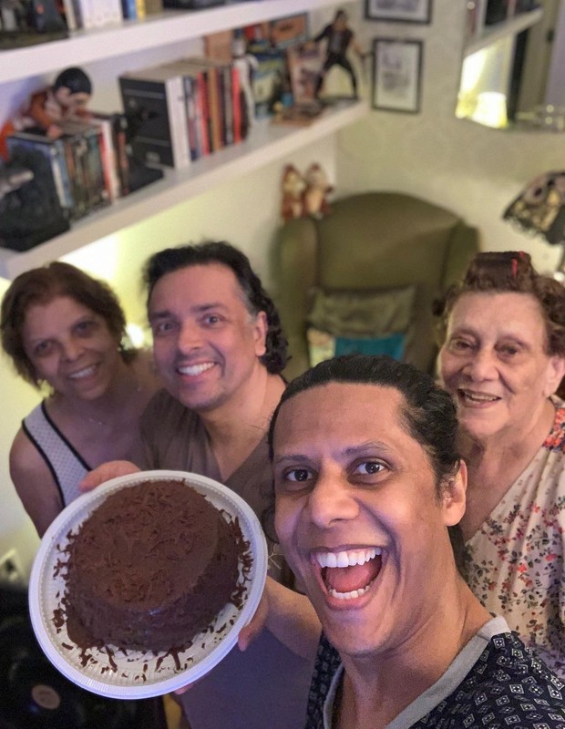 Rodrigo Fagundes comemorando seu aniversário com Wendell Bendelack e suas mães (Foto: Reprodução/ Instagram)