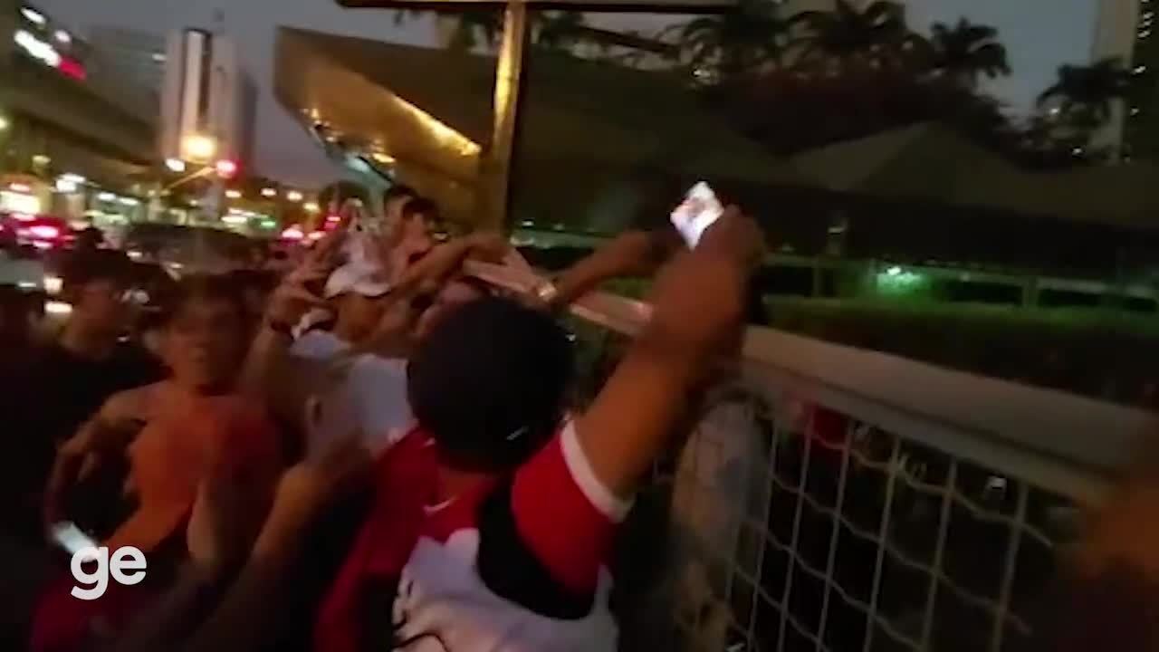Em Goiânia, loucura e muito calor para receber jogadores do Flamengo