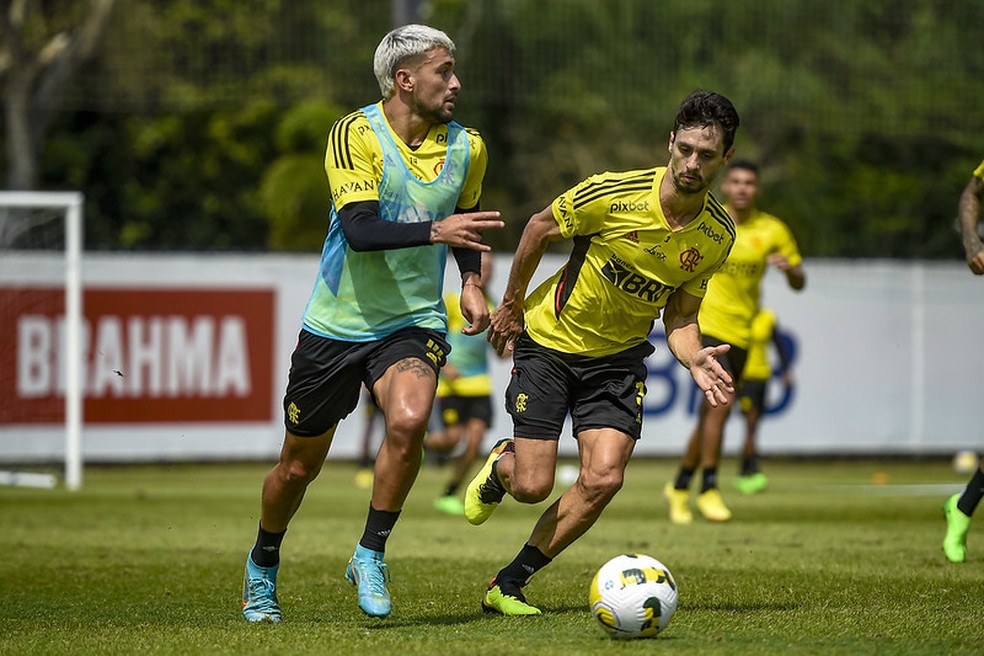 Rodrigo Caio em treinamento com bola no Ninho do Urubu &mdash; Foto: Marcelo Cortes / Flamengo