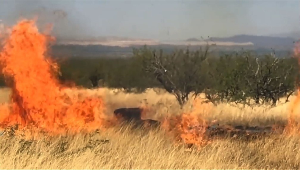 ... mas material inflamÃ¡vel iniciou um incÃªndio de grandes proporÃ§Ãµes no Arizona, EUA â€” Foto: AFP PHOTO / US Forest Service