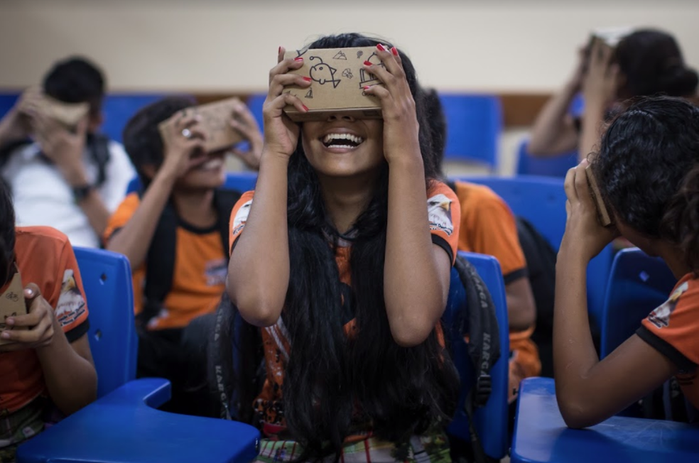 É preciso ter cuidado para não publicar foto de crianças com uniforme escolar — Foto: Divulgação/Google