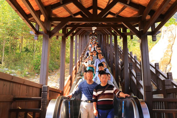 Maior escada rolante turística do mundo é aberta na China (Foto: Imaginechina / AP Photo / Glow Images)