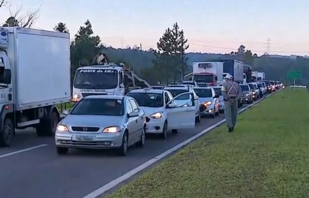 Bloqueio da ERS-122 em são Sebastião do Caí, na manhã desta segunda-feira (21) (Foto: Reprodução/RBS TV)