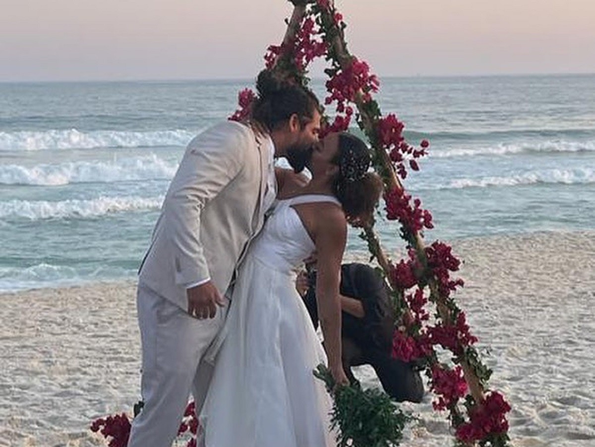 Sheron Menezzes e Saulo Camelo se beijam em casamento (Foto: Reprodução/Instagram)