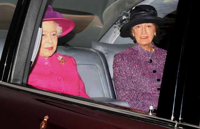 Queen Elizabeth II, and her lady in waiting, Lady Susan Hussey arrive at St Mary Magdalene Church, on the royal estate at Sandringham in Norfolk.   (Photo by Chris Radburn/PA Images via Getty Images) (Foto: PA Images via Getty Images)