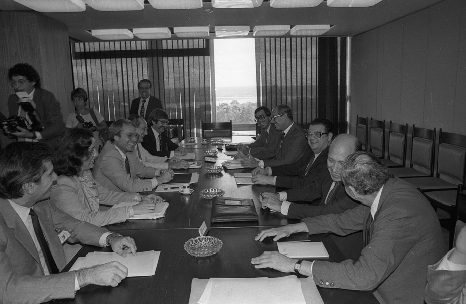 Reunião de integrantes do FMI com o governo brasileiro em 1982: crise só foi exposta depois da eleição