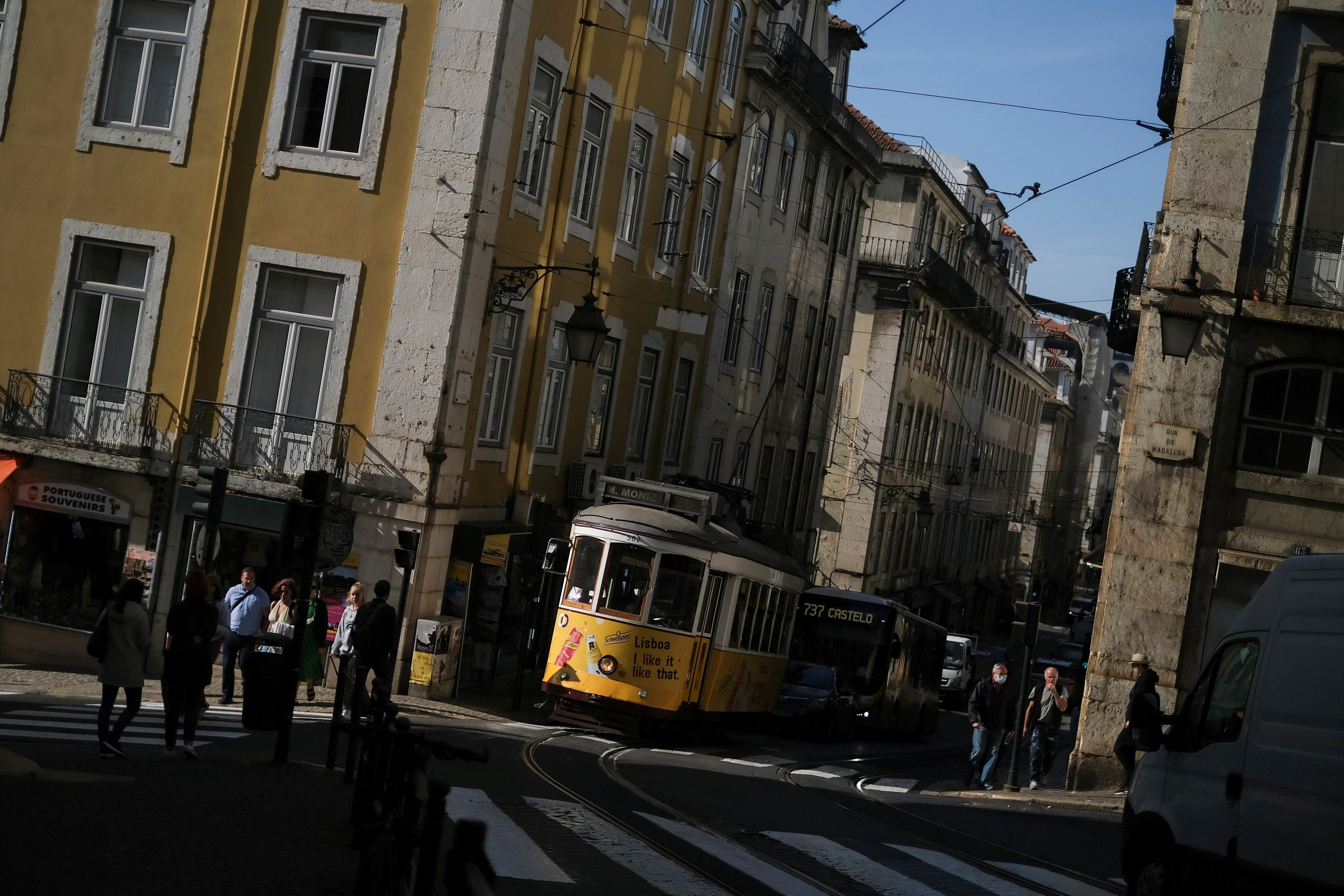 Bonde cruza as ruas de Lisboa