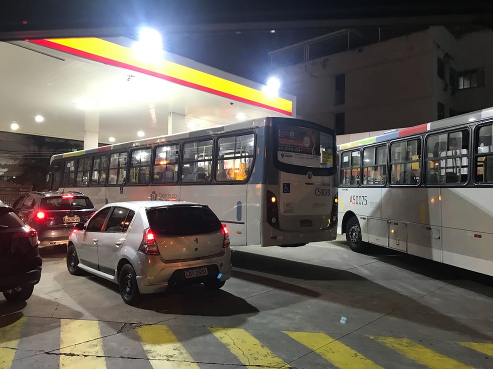Semana passada, ônibus abasteceram em postos de gasolina (Foto: Yasmim Restum/G1)