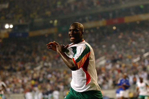 Bouba Diop comemora gol contra França (Foto: Getty Images)