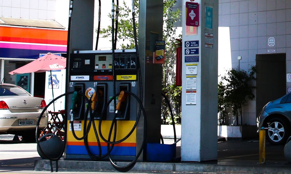 Aumento nos preços da gasolina e diesel valem a partir desta terça-feira (26) (Foto: Rovena Rosa/Agência Brasil)