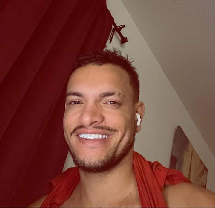 Corpo de influencer que morreu atropelado ao trocar pneu de carro nos EUA é sepultado no DF