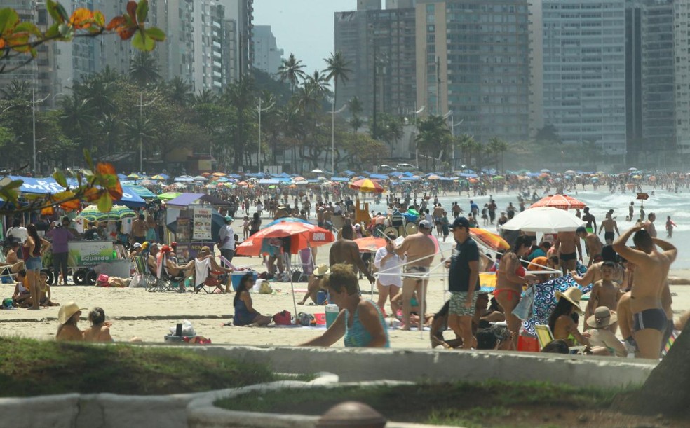 Praia de Pitangueiras ficou lotada neste sábado (10) — Foto: Alexsander Ferraz/ A Tribuna Jornal