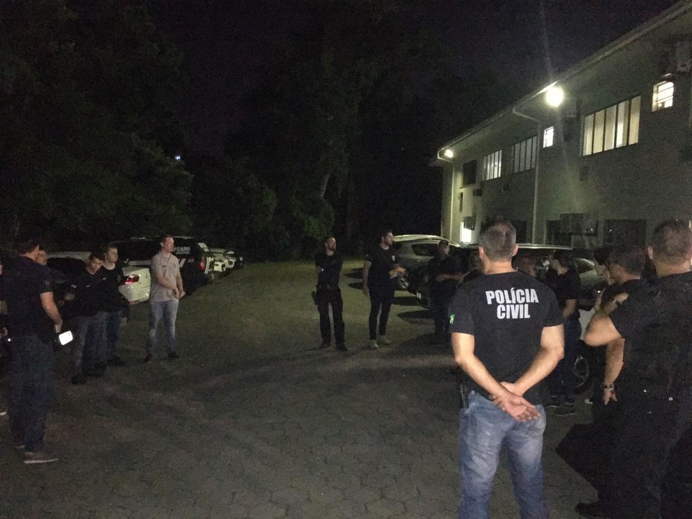 Polícia Civil cumpre mandado de busca e apreensão em Santa Catarina, no âmbito da operação Luz na Infância, de combate à pedofilia — Foto: Polícia Civil/Divulgação 