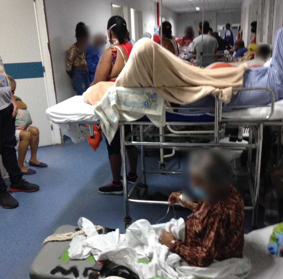 Hospital Getúlio Vargas, no Recife, tem pacientes internados no corredor — Foto: Reprodução/WhatsApp