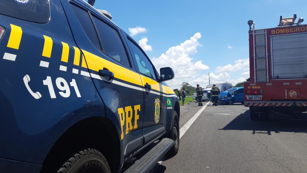 PRF, Bombeiros e ambulância atenderam ocorrência na BR-290, em Osório — Foto: PRF-RS/Divulgação