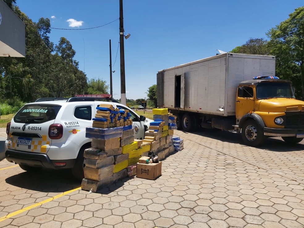 A polícia apreendeu quase uma tonelada de maconha em Avaré (SP).  — Foto: Polícia Militar Rodoviária/Divulgação