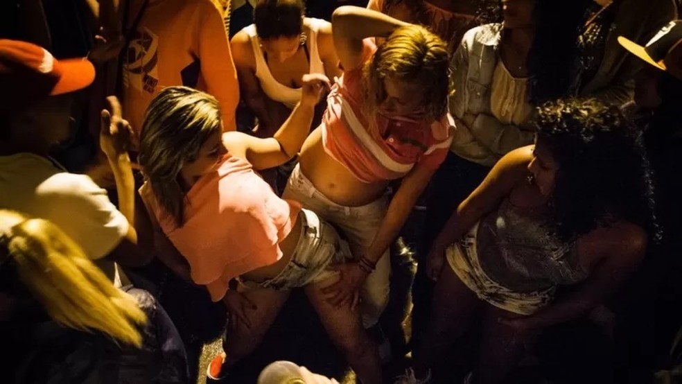 Os pancadões são bailes funk que ocupam ruas e avenidas da periferia de São Paulo — Foto: JARDIEL CARVALHO/R.U.A FOTO COLETIVO/via BBC