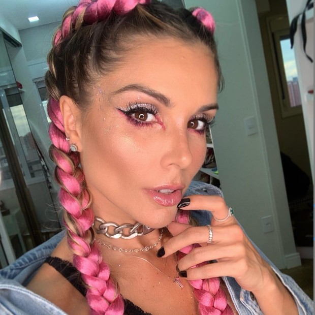 Flavia Viana aposta em cabelo rosa para Loollapaloza (Foto: Reprodução/Instagram)
