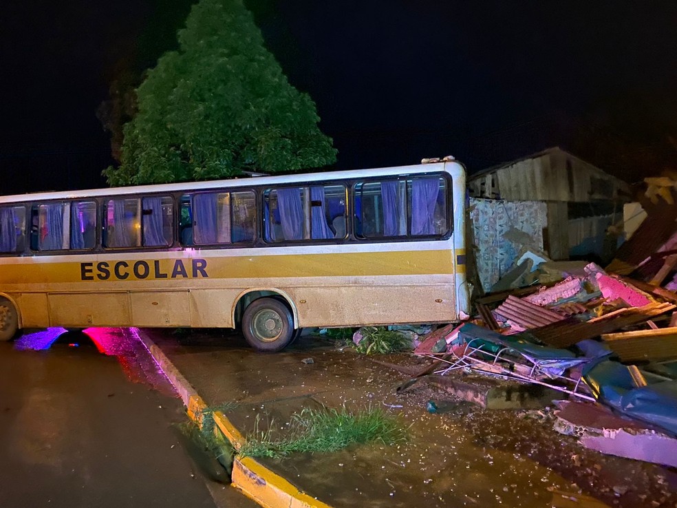 Ônibus escolar invade casa e atinge família em Sorriso (MT) — Foto: Divulgação/ Portal Sorriso