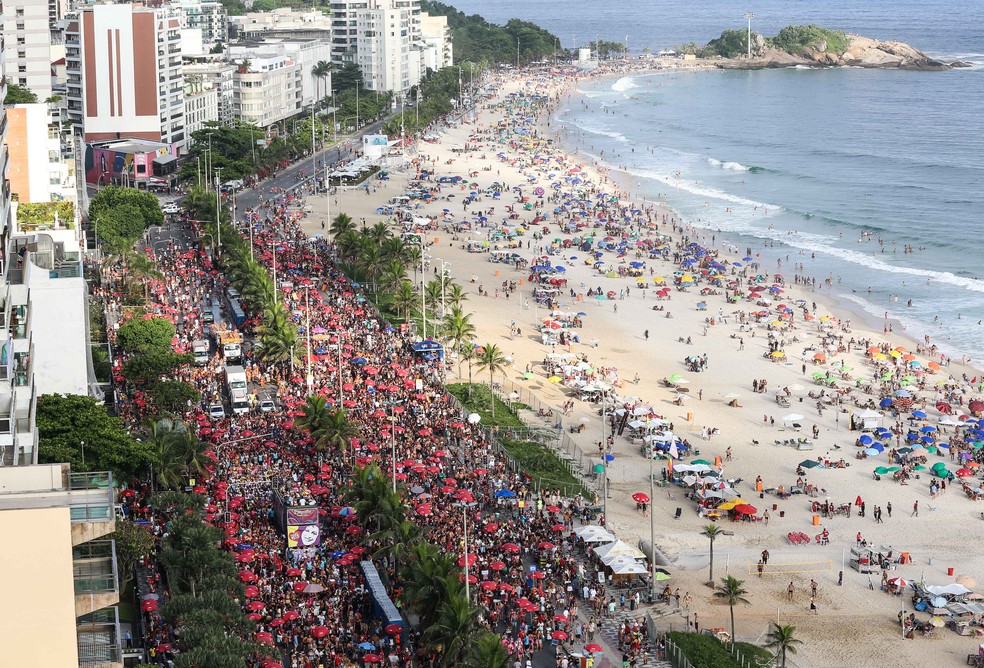 Bloco Simpatia é quase Amor arrasta multidão pela orla de Ipanema em 2020 — Foto: Fernando Maia/ Riotur