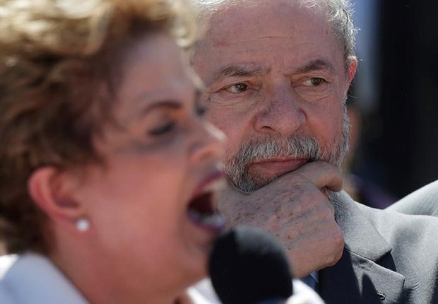 O ex-presidente Luiz Inácio Lula da Silva ao lado de Dilma Rousseff, no discurso de despedida dela do Planalto, após impeachment (Foto: Ueslei Marcelino/Reuters)