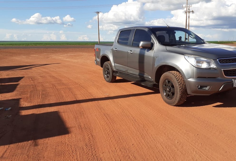 Caminhonete das vítimas foi recuperada pela polícia — Foto: Polícia Militar
