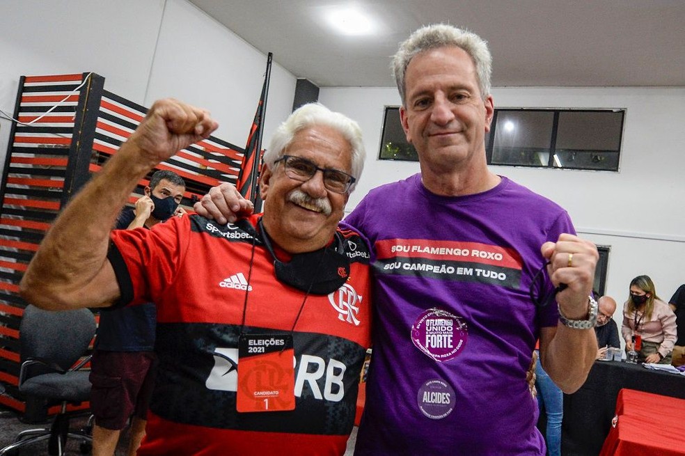 Antônio Alcides comemora vitória ao lado de Rodolfo Landim — Foto: Marcelo Cortes / CRF