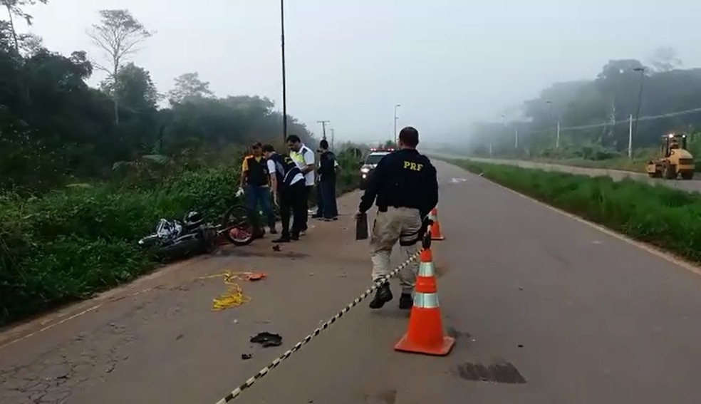 Dois morrem ao bater motocicleta de frente com caminhonete em rodovia do Acre — Foto: Divulgação/PRF-AC