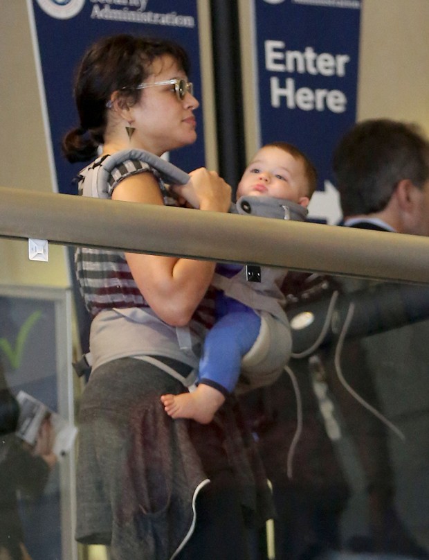 Norah Jones com seu filho de sete meses (Foto: GROSBY GROUP)