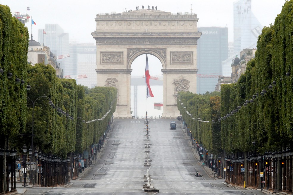 Avenida Champs-Élysées, em Paris, vazia durante feriado nacional de 2020 — Foto: Christophe Ena / Reuters 