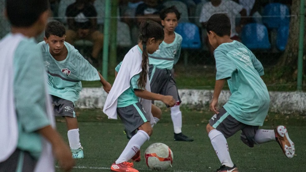 Alice treinando com os meninos de Xerém — Foto: Leonardo Brasil/FFC