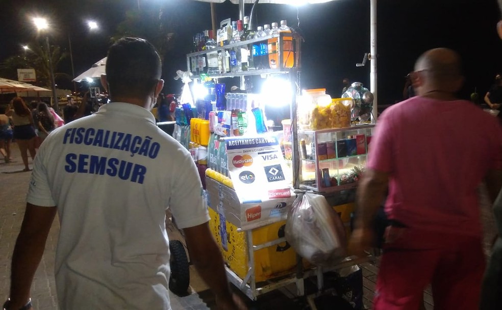 Fiscaliza&ccedil;&atilde;o conjunta dispersou aglomera&ccedil;&otilde;es e orientou comerciantes nesta sexta-feira (25). &mdash; Foto: Cedida