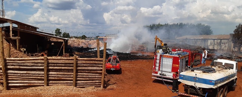 Corpo de Bombeiros combate as chamas no local do incêndio neste domingo (24), em Campo Grande — Foto: Emerson Arce/TV Morena
