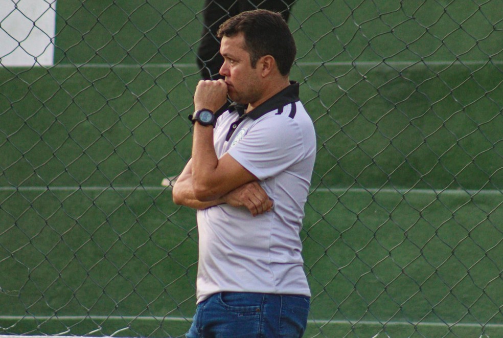 Lamar, � beira do campo, no jogo do Nacional de Patos contra o S�o Paulo Crystal � Foto: �der Souza / Nacional de Patos
