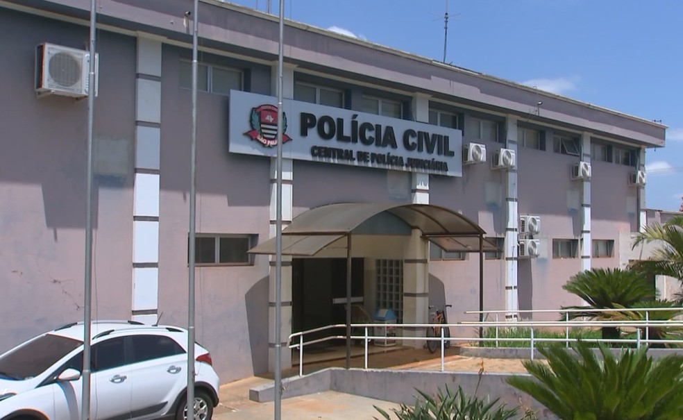 Segundo a polícia, mulher tinha saído na noite de segunda-feira (18) para comprar drogas — Foto: Reprodução/TV TEM
