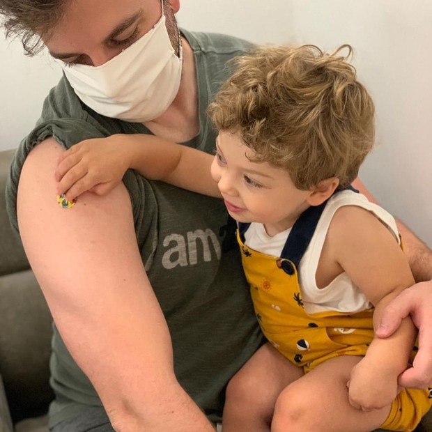 Sabrina Petraglia posta família tomando vacina contra a gripe (Foto: Reprodução/Instagram)