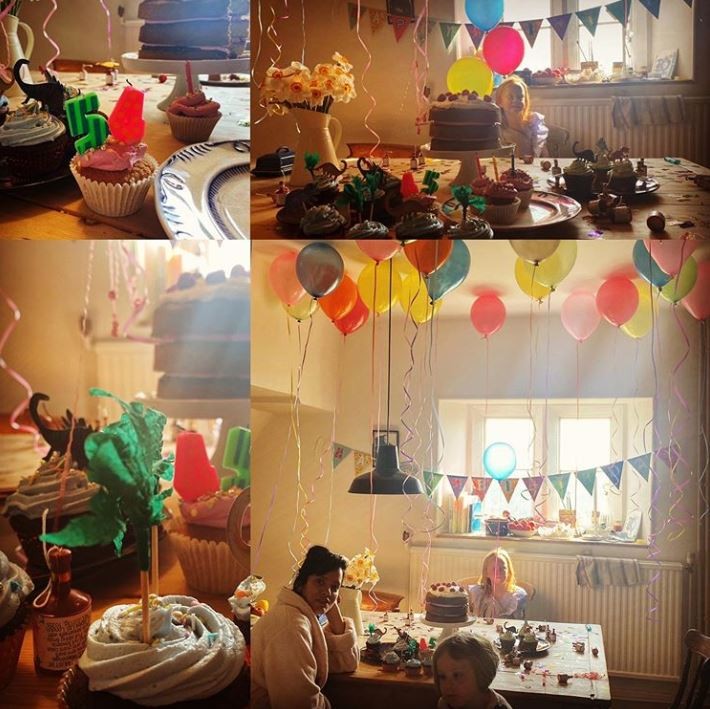 Lily Allen e as filhas em festa de aniversário do ator David Harbour (Foto: Instagram)