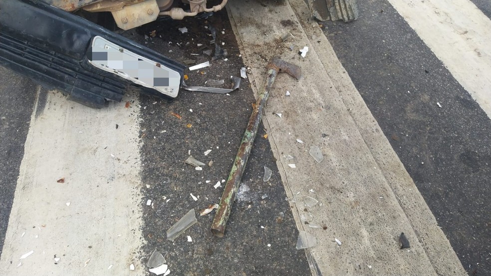 Machado de metal utilizado para atacar para-brisa de caminhonete ap&oacute;s colis&atilde;o na BR-101, na Grande Recife &mdash; Foto: Divulga&ccedil;&atilde;o/PRF