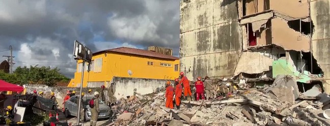 Escombros de prédio que desabou em Olinda — Foto: Reprodução/TV Globo