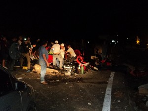 Bobinas transportadas por carreta atingiram carros da pista contrária (Foto: Polícia Rodoviária Federal)