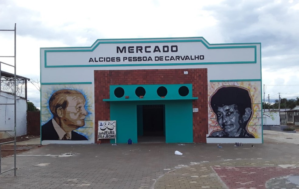 Mercado Municipal Alcides Pessoa de Carvalho ganhou desenhos dos rostos de ex-prefeito e professora — Foto: Arquivo/Jessé Luiz