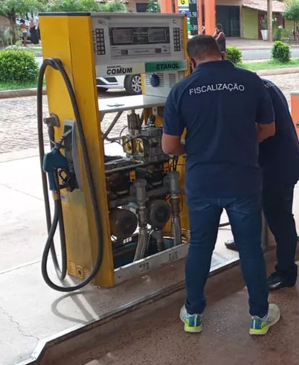 Fiscalização de postos de combustíveis durante Operação Petróleo Real, no Piauí — Foto: Divulgação