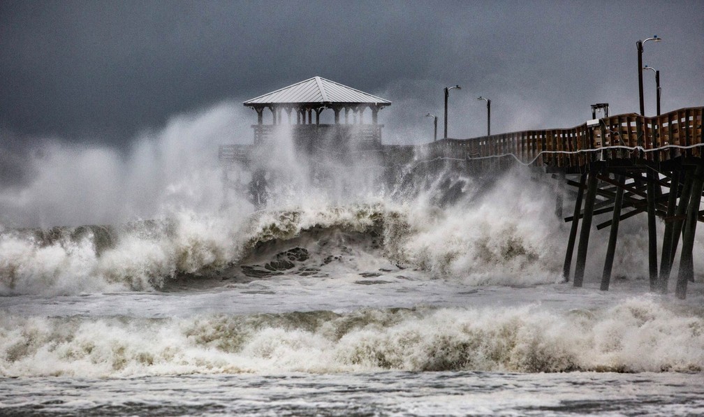 Mar bravio atinge pÃ­er em Atlantic Beach, na Carolina do Norte, Ã  medida que o furacÃ£o Florence se aproxima â Foto: Travis Long /The News & Observer via AP