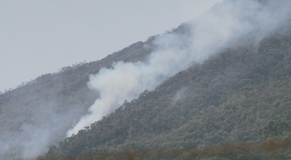 Prefeito diz que incêndio está controlado na Serra da Mantiqueira, em Marmelópolis — Foto: Reprodução/EPTV
