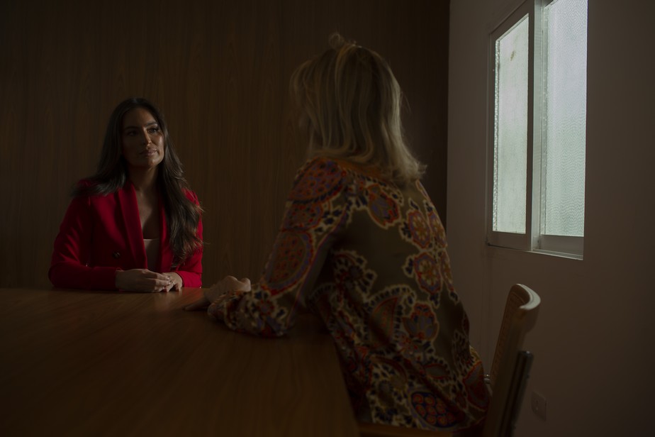 Izabella Borges (de vermelho) com uma de suas clientes: a advogada diz que constranger a mulher a partir de sucessivas ações é comum