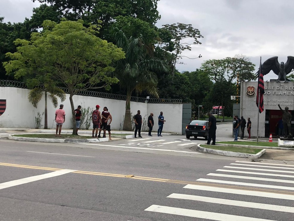 Protesto Flamengo Ninho do Urubu &mdash; Foto: Ivan Raupp