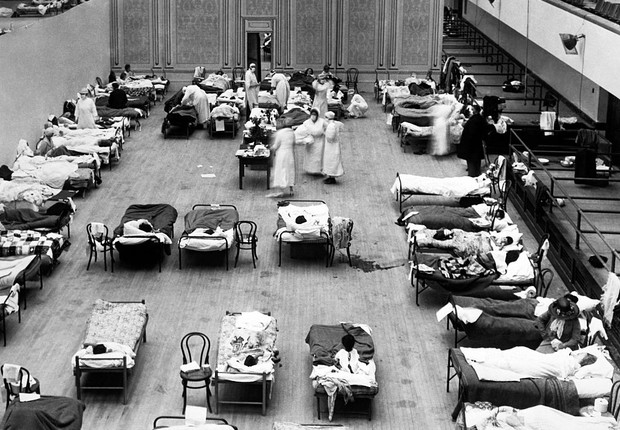 Cruz Vermelha Americana cuida dos doentes durante a pandemia de gripe de 1918, na Califórnia (Foto: Getty Images  )
