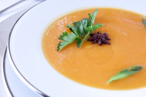 Sopa de cenoura com gengibre tem só 94 calorias (Foto: Divulgação)