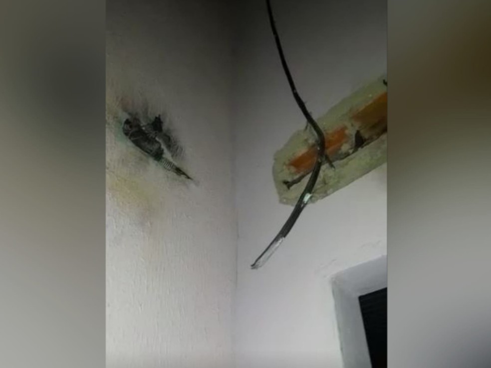 Residência está localizada na Rua Francisco Gomes Martins, no Centro de Catunda. — Foto: Reprodução/TV Verdes Mares